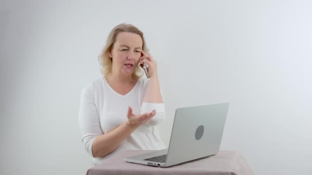Nachdenkliche Besorgte Frau Die Computer Arbeitet Und Wegschaut Während Sie — Stockvideo