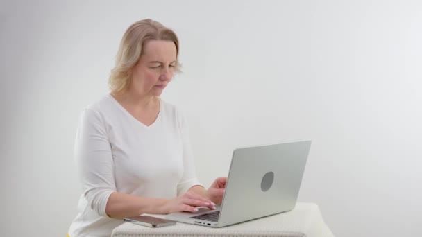 Lächelnde Blonde Frau Mit Laptop Vor Weißem Hintergrund Hochwertiges Filmmaterial — Stockvideo