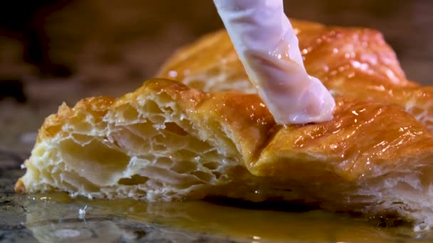 육질의 신선하고 맛있는 페이스트리에 카라멜 손으로 디저트를 누릅니다 이것은 맛있는 — 비디오