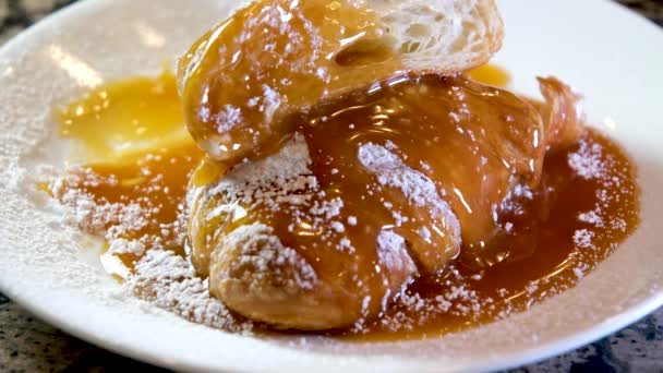 Croissant Lezat Pada Piring Putih Dituangkan Dengan Sirup Sirup Karamel — Stok Video