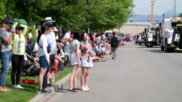 Parada Gejów Vancouver Maszeruje Ulicą Starych Samochodach Różnych Kostiumach Występy — Wideo stockowe