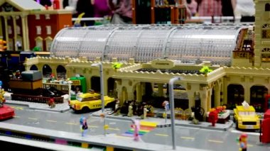 Lego bloklarından yapılmış bir şehir. Evler, arabalar, tramvaylar. Lego oyuncaklarının gerçek hayatı, Kanada Vancouver bloklarından oluşan büyük bir şehirdeki demiryollarının video görüntüleri.