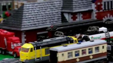 Lego bloklarından yapılmış bir şehir. Evler, arabalar, tramvaylar. Lego oyuncaklarının gerçek hayatı, Kanada Vancouver bloklarından oluşan büyük bir şehirdeki demiryollarının video görüntüleri.