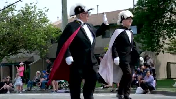 バンクーバーのクロスゲイパレードと白旗は さまざまな衣装で古い車で通りを歩いて カラフルなパスタイムの自由をパフォーマンスします カナダ バンクーバーのレズビアン トランスセクシャル — ストック動画
