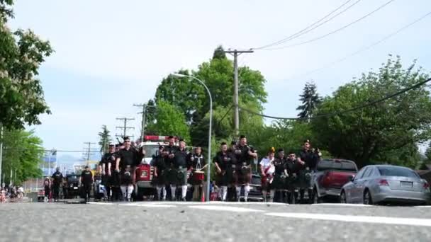 Homosexuell Parade Vancouver Marschieren Auf Der Straße Alten Autos Verschiedenen — Stockvideo