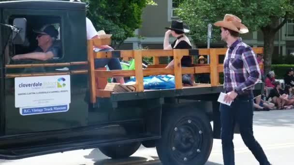 Parada Gejów Vancouver Maszerując Ulicą Starych Samochodach Różnych Kostiumach Spektakle — Wideo stockowe