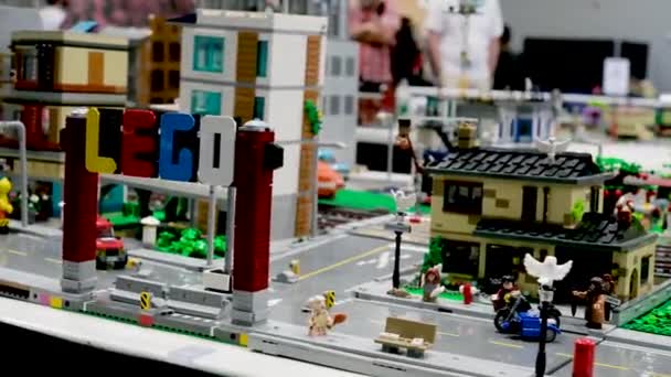 Місто Повністю Зроблене Лего Блоків Будинки Автомобілі Вулиці Поїзди Трамваї — стокове відео