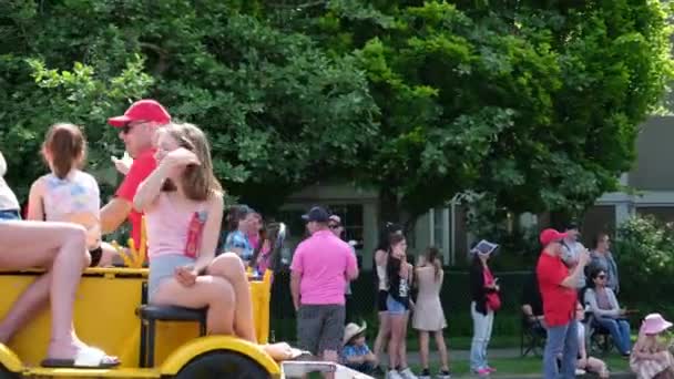 Sfilata Gay Vancouver Marciando Strada Auto Vecchie Costumi Diversi Spettacoli — Video Stock