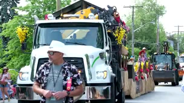 Гей Парад Ванкувере Марширующий Улице Старых Машинах Разных Костюмах Демонстрирует — стоковое видео