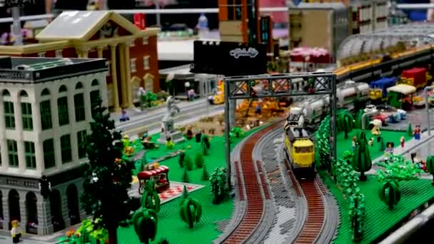 完全にレゴブロックで作られた都市は 車の街路トレインを収容します カナダバンクーバーのブロックで作られた巨大な都市の鉄道のレゴのおもちゃの実生活を閉じるビデオ映像 — ストック動画