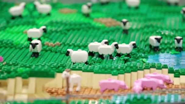 Городе Полностью Состоящем Блоков Лего Находятся Трамваи Улицах Реальная Жизнь — стоковое видео