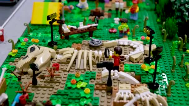 一个完全由乐高街区建成的城市 有轨电车 在加拿大温哥华的一个由街区构成的大城市里 乐高玩具的真实生活中的铁路特写视频镜头 — 图库视频影像