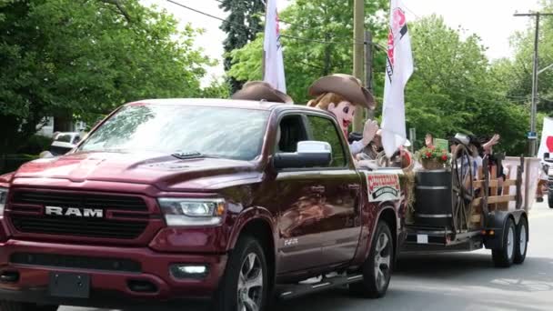 Parada Gejów Vancouver Maszerując Ulicą Starych Samochodach Różnych Kostiumach Spektakle — Wideo stockowe