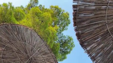 Saranda 'daki albania plajı. ksamil deniz göğü berrak su hava dağları