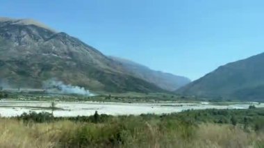 Saranda 'daki albania plajı. ksamil deniz göğü berrak su hava dağları