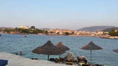 Saranda 'daki albania plajı. ksamil deniz göğü berrak su hava dağları