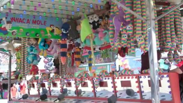 Взрослые Дети Парка Развлечений Прогуливаются Фоне Качелей Люди Покупают Билеты — стоковое видео