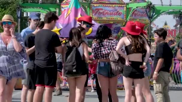 Eğlence Parkındaki Yetişkinler Çocuklar Salıncakta Sallanıyorlar Nsanlar Bilet Alırlar Aileleriyle — Stok video