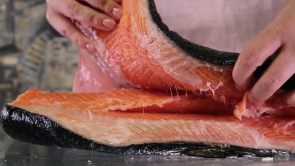 Hände Kochen Aus Nächster Nähe Koch Schneidet Mit Einem Messer — Stockvideo