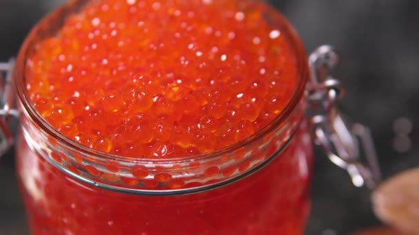 Boite Ouverte Avec Caviar Rouge Sur Fond Main Tient Une — Video