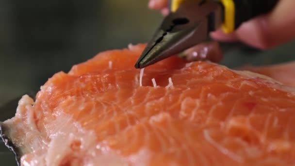 Koch Spürt Fingerknochen Ohne Zange Forellenfilet Zieht Heraus Bereitet Fischscheiben — Stockvideo