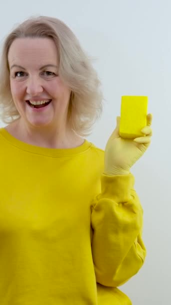 Όμορφη Κομψή Γυναίκα Κίτρινο Μπλουζάκι Και Λαστιχένια Γάντια Κίτρινο Φόντο — Αρχείο Βίντεο