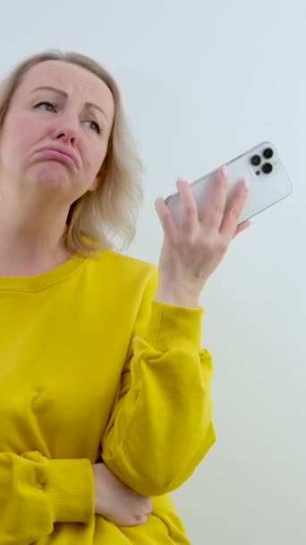 Niezadowolona Kobieta Czuje Się Smutna Podczas Rozmowy Telefonicznej Niezadowolona Wysokiej — Wideo stockowe