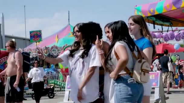 Взрослые Дети Парка Развлечений Прогуливаются Фоне Качелей Люди Покупают Билеты — стоковое видео