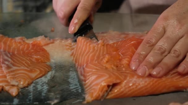 把鲑鱼切成块 是的高质量的4K镜头 — 图库视频影像