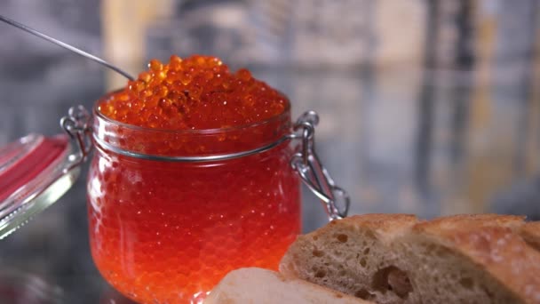 Lata Abierta Con Caviar Rojo Fondo Mano Sostiene Una Cuchara — Vídeo de stock