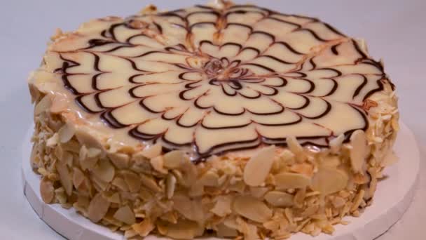 Ein Stück Blätterteigkuchen Bestreute Krümel Mit Puddingcreme Wird Mit Einem — Stockvideo