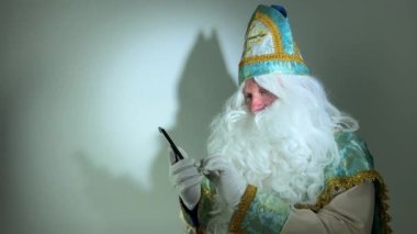 Nicholas 'ı Noel Baba' ya davet etmek için telefonla davet edilen Aziz Nicholas Noel Baba, Noel Baba Nicholas Aziz Nicholas çocukları Noel hediyeleriyle Noel Baba 'ya hitap etmekten mutluluk duyar.