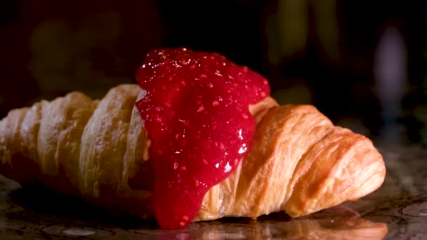 Verse Gebakken Croissants Met Frambozenjam Bovenaanzicht Draaien Gezond Voedsel Concept — Stockvideo
