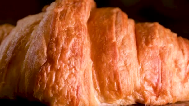 Čerstvé Pečené Croissanty Uzavírají Makro Pohled Francouzské Croissanty Rotující Černém — Stock video