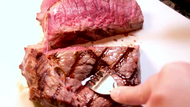 Barbecue Friss Marhahús Véres Steak Felszolgáló Finom Étel Késsel Vágott — Stock videók