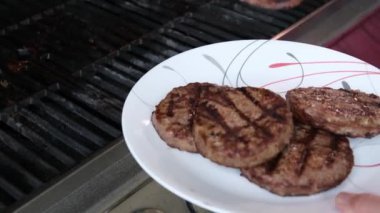 Elektrikli ızgarada ızgara Burger Burger köfteleri spatula üzerinde kapanış kapanışı Sinemada kızarmış kahverengi hamburger köfteleri. 4k 