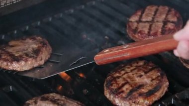 Elektrikli ızgarada ızgara Burger Burger köfteleri spatula üzerinde kapanış kapanışı Sinemada kızarmış kahverengi hamburger köfteleri. 4k 