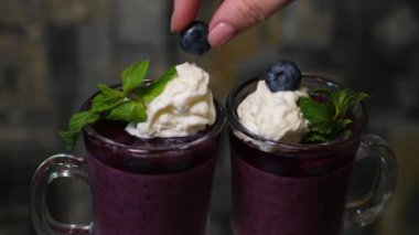 Meyveli jöleli tatlı ya da beyaz arka planda taze çilek ve yabanmersinli panna cotta. Yüksek kalite 4k görüntü
