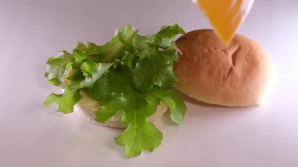Professzionális Szakács Bedobja Hamburgert Fedélzeten Étterem Konyha Közelről Kiváló Minőségű — Stock videók