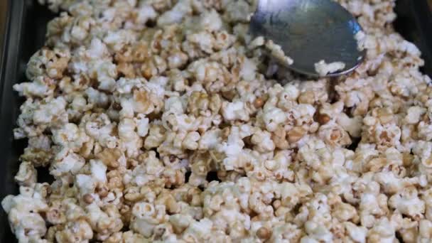 在家里用特殊的机器焦糖煮爆米花 填充焦糖化爆米花配方特写电影美味佳肴 — 图库视频影像