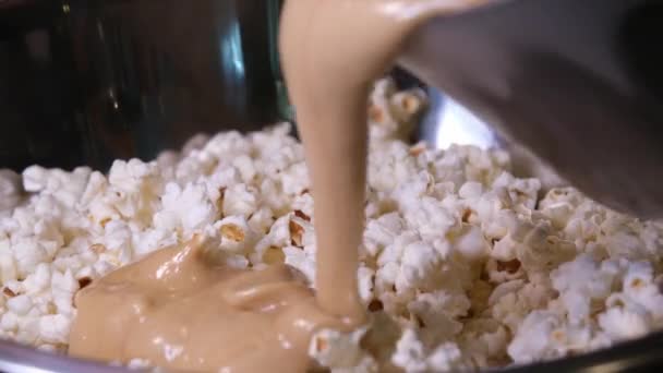 특별한 캐러멜에서 집에서 팝콘을 채우기 캐러멜 조리법 클로즈업 영화에 맛있는 — 비디오