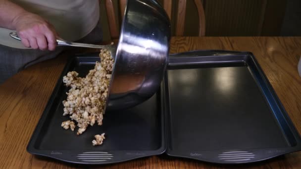 Gotowanie Popcornu Domu Specjalnym Karmelu Maszynowym Wypełnienie Karmelizowanego Popcornu Przepis — Wideo stockowe