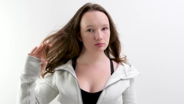 Jonge Gemengde Ras Vrouw Studio Raakt Haar Strakke Glanzende Haar — Stockvideo