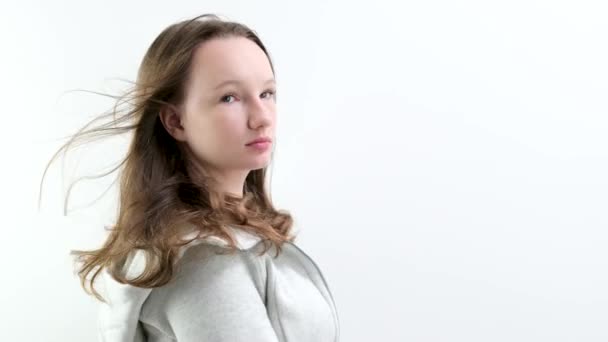 Wajah Wanita Eropa Menawan Dengan Rambut Gelombang Keriting Dan Kulit — Stok Video