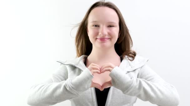 Jovem Voluntária Sorrindo Mostrando Mãos Sinal Forma Coração Olhando Para — Vídeo de Stock