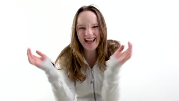 Beyaz Duvarın Arkasında Beyaz Çekici Bir Kız Omuzlarını Kaldırırken Pastel — Stok video