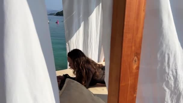 Arnavutluk Vip Deniz Kenarı Tatili Siyah Pareo Yürüyüşlü Bir Kadının — Stok video