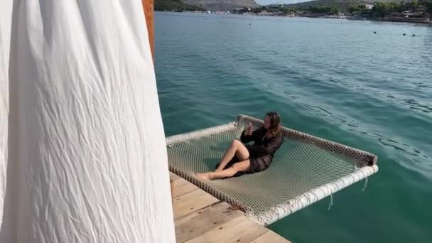 Vip Приморський Відпочинок Албанії Першій Лінії Гамак Над Водою Жінка — стокове відео