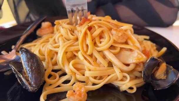 Délicieuses Pâtes Fruits Mer Italiens Aux Moules Aux Crevettes Chef — Video