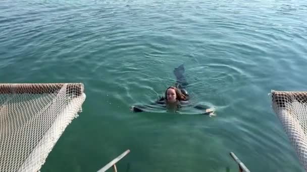 Vip Urlaub Meer Albanien Der Ersten Reihe Hängematte Über Wasser — Stockvideo